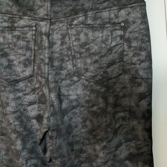 Gloria Vanderbilt Black Foil Print Pants - Picture 6 of 9